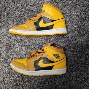 Yellow and Black Jordan 1 Mid Chutney Taxi, Men 7.5.